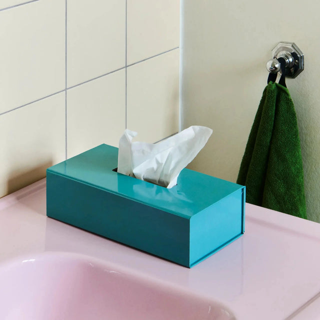 HAY Colour Storage Taschentuchbox in Ozeanblau – dekorative Tücherbox auf dem Waschbecken im Badezimmer