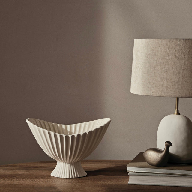 ferm LIVING Fountain Bowl 28 cm Keramik als Obstschale auf dem Sideboard