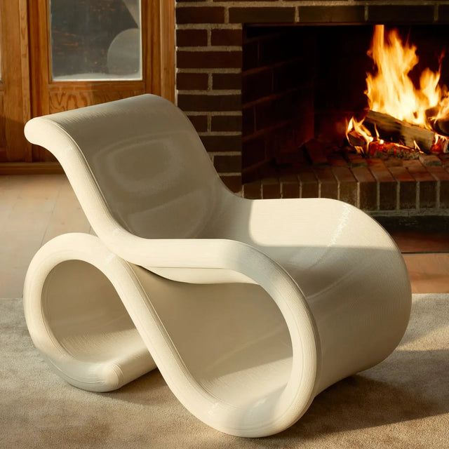Éclair Chair Cream neben dem Kamin - Crème Atelier - DesignWe.Love
