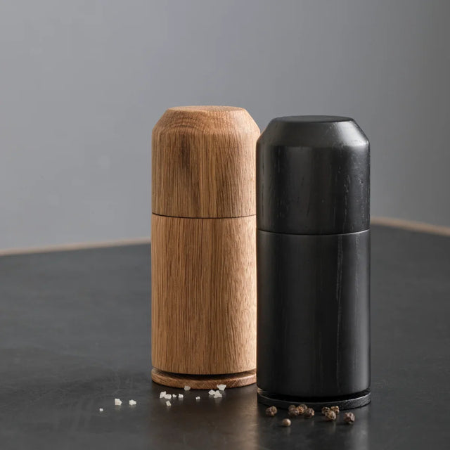 Crush Me Pfeffermühle aus Eiche Schwarz mit Keramikmahlwerk von EKTA Living im Wohnraum
