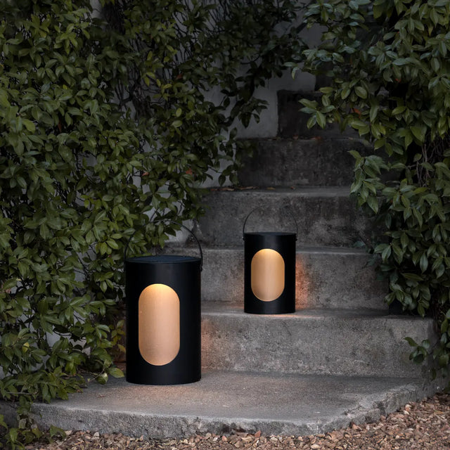 EKTA Living Light House Solar Laterne in Schwarz mit LED Solar Down Light auf einer Gartentreppe am Abend