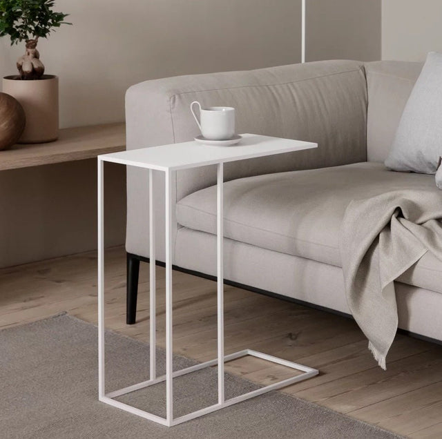 blomus Fera Beistelltisch Weiß unter das Sofa geschoben mit Teetasse als Ablage