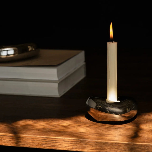 ferm LIVING Bellure Kerzenhalter Silber mit brennender Kerze