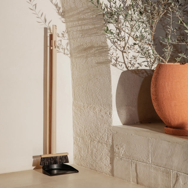 Besen und Kehrblech Set ICON - ferm LIVING