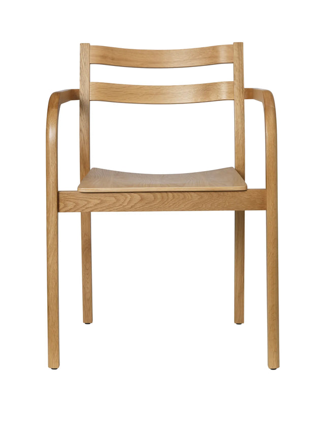 ferm LIVING Boda Esszimmerstuhl mit Armlehne Eiche natur – Armlehnstuhl aus Holz