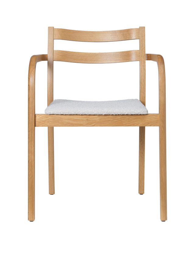 ferm LIVING Boda Esszimmerstuhl mit Armlehne Eiche natur mit Sitzpolster Rugged Bouclé Off-white – Armlehnstuhl aus Holz