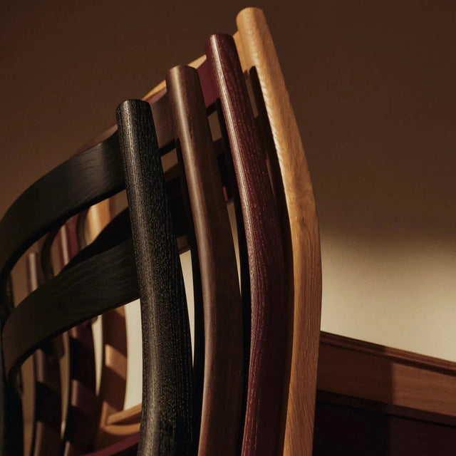 ferm LIVING Boda Esszimmerstuhl Schwarz am Esstisch