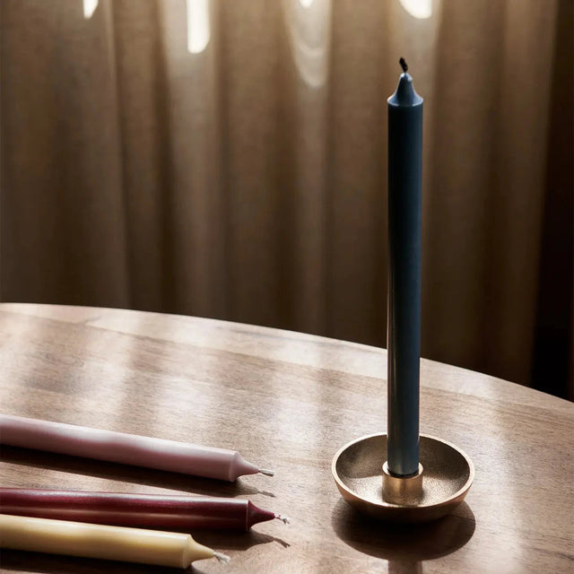 ferm LIVING Bowl Small Messing – Kerzenschale aus massivem Messing auf dem Tisch