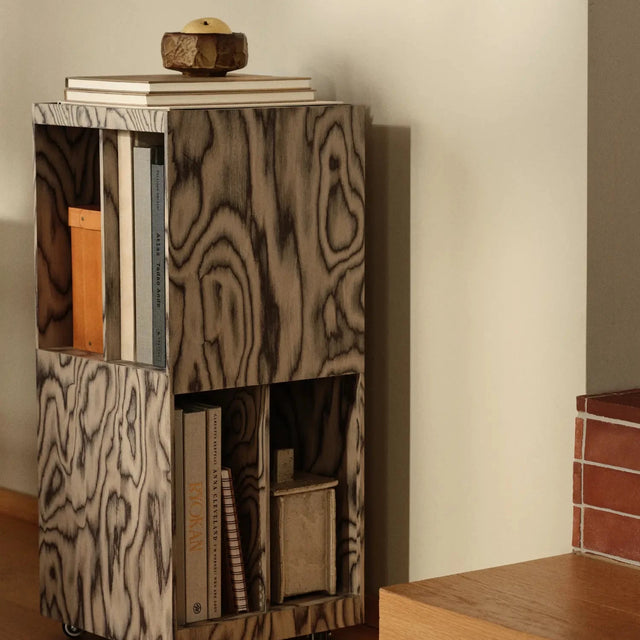 ferm LIVING Cabri Plattenregal mit Schallplatten im Wohnzimmer