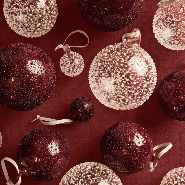 ferm LIVING Flurry Christbaumkugeln Glas rot – kristalline Oberfläche im Detail
