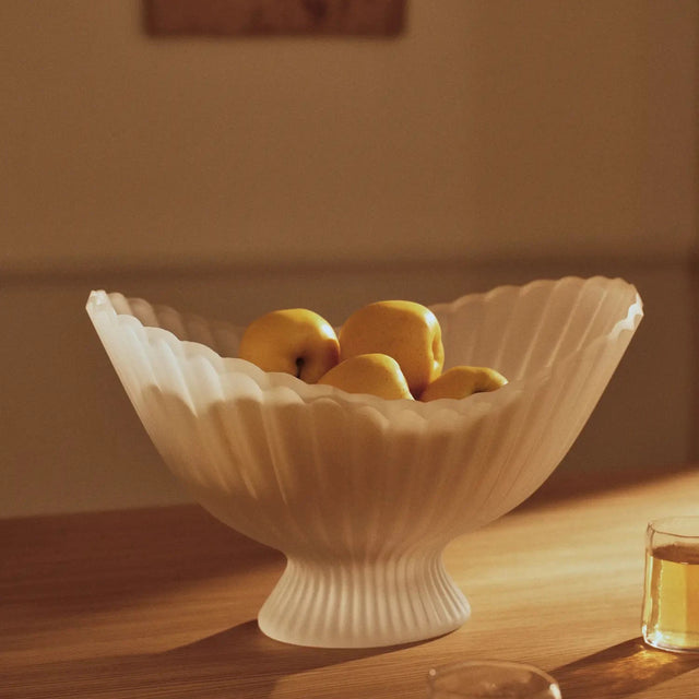 ferm LIVING Fountain Glas Obstschale mit Fuß auf dem Esstisch mit Kiru Gläsern