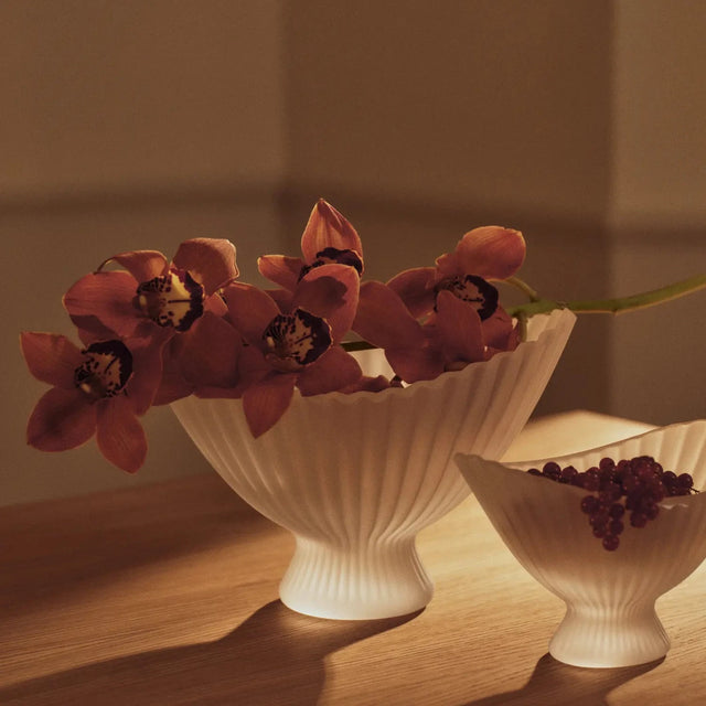 ferm LIVING Fountain Glasschale Frosted als Dekoschale auf dem Tisch