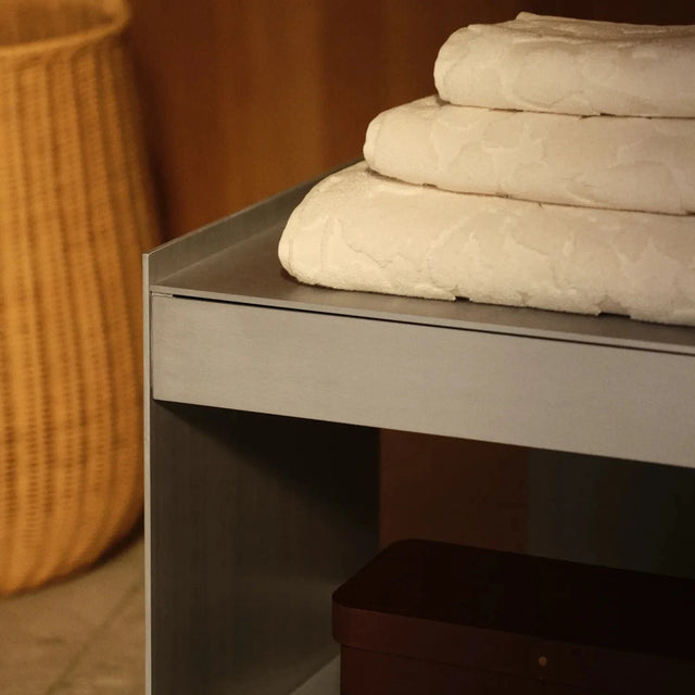 ferm LIVING Lager Rollwagen Aluminium als Handtuchablage im Badezimmer