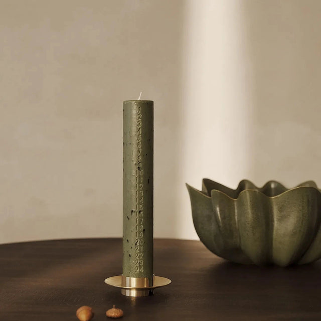 ferm LIVING Mura Adventskerze Artichoke Green auf dem Tisch