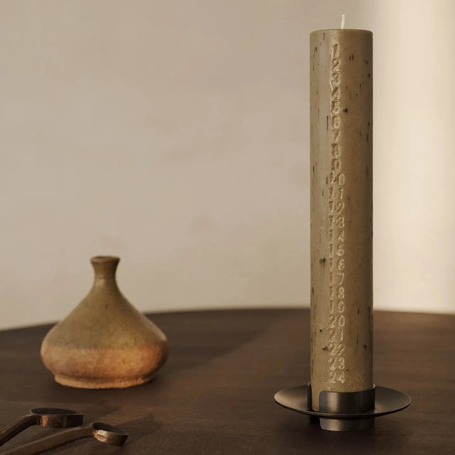 ferm LIVING Mura Adventskerze Ash Brown als Weihnachtsdeko