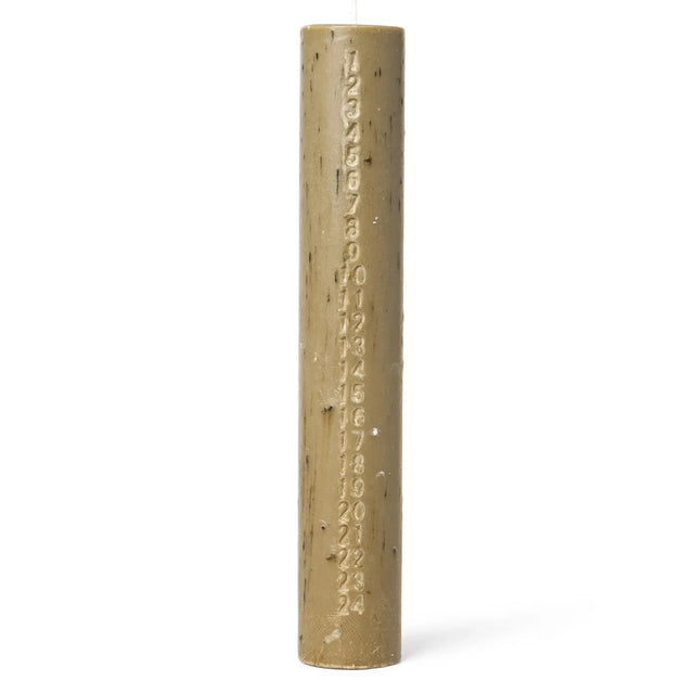 ferm LIVING Mura Adventskerze Ash Brown – Stearinkerze mit handgeprägten Zahlen