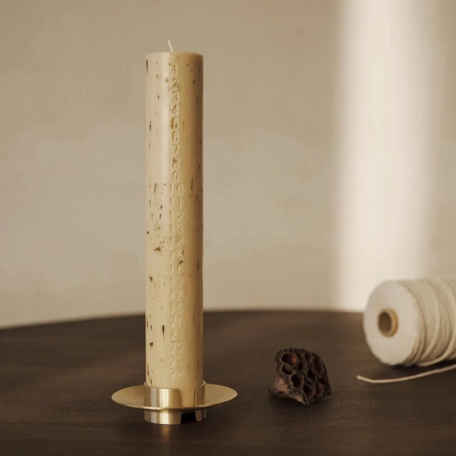 ferm LIVING Mura Adventskerze Oat auf dem Esstisch