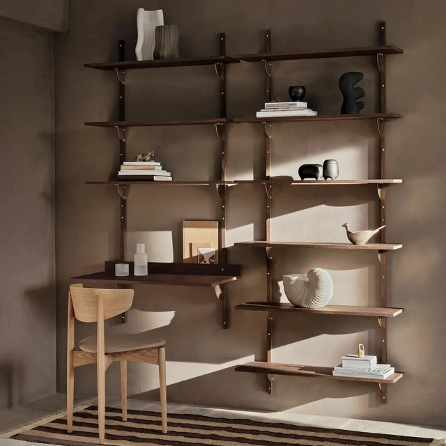 ferm LIVING Sector Shelf Regalsystem – Wandregal aus geräucherter Eiche mit Messing