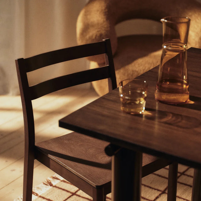 ferm LIVING Sen Teppich 200 × 300 cm unter dem Esstisch