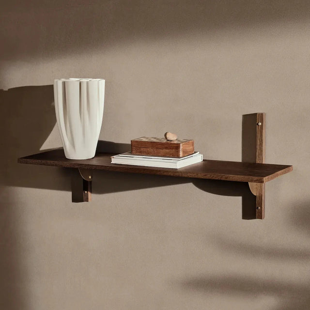 ferm LIVING Sector Shelf Wandregal aus Eiche geräuchert und Messing als Bücherregal im Wohnzimmer