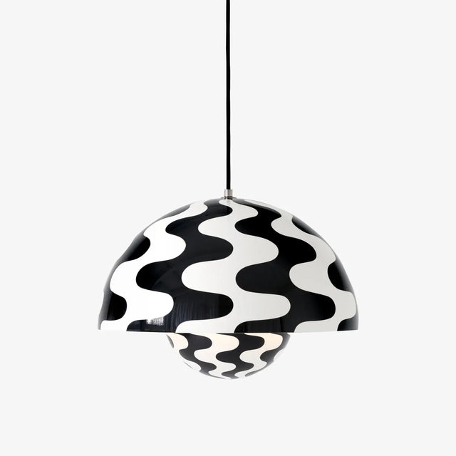 Flowerpot VP7 Pendelleuchte Black & White Pattern Ø 37 cm von &Tradition – Packshot