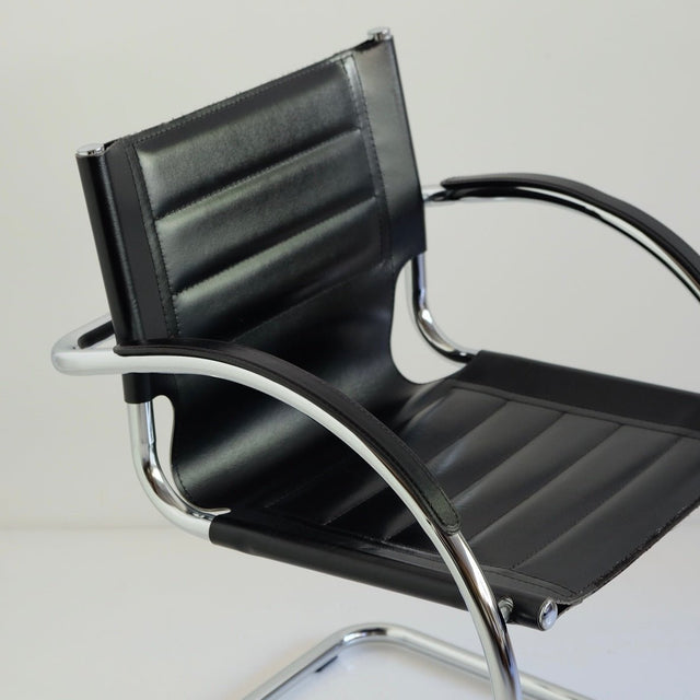Freischwinger Marcel Breuer Stil schwarzes Leder - Safco - DesignWe.Love