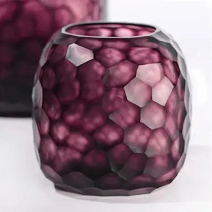 GUAXS Somba Vase Amethyst – Detailaufnahme der handgeschliffenen Wabenstruktur