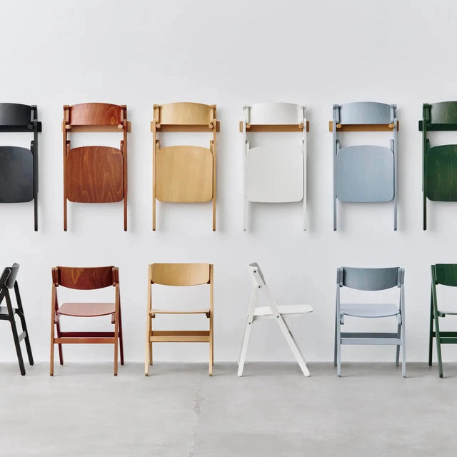 HAY Backflip Chair in allen Farben – aufgeklappt und am Wall Bracket aufgehängt