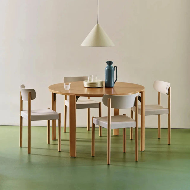 HAY Pack Chair 10 Trattoria-Stuhl, geölte Eiche, Sitzschale Chalk Grey als Sitzgruppe mit dem Rey Table rund
