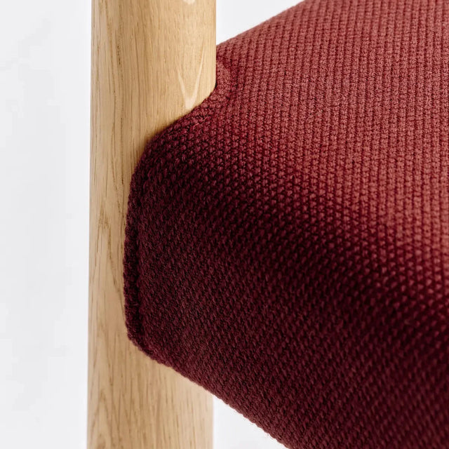 HAY Pack Chair 11 gepolsterter Trattoria-Stuhl, Oiled Oak Eiche, Rücken Hull Red, Bezug Steelcut 655 Detailaufnahme