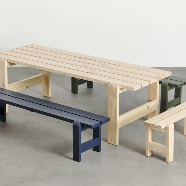 HAY Weekday Bench Duo Gartenbank mit stahlblauer Sitzfläche und olivem Gestell am Holztisch