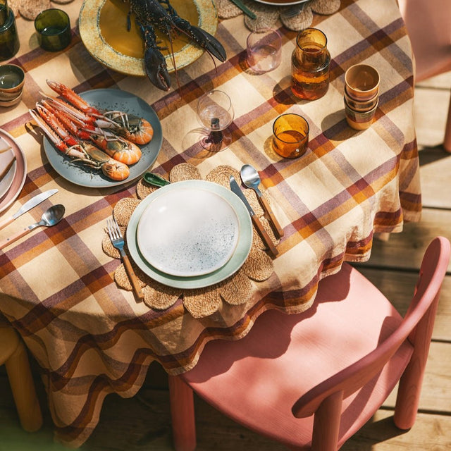 HKliving 70s Ceramics Teller – eingedeckter Tisch mit Geschirr