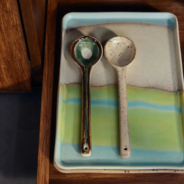 HKliving 70s Ceramics Großes Tablett Glint – dekoriert im Küchenregal