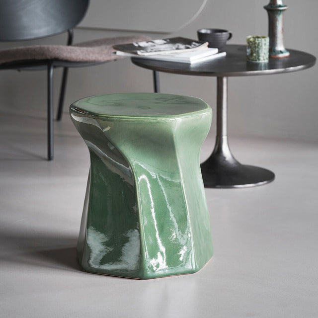 Beistelltisch Lapo von House Doctor aus grüner Keramik im Wohnzimmer