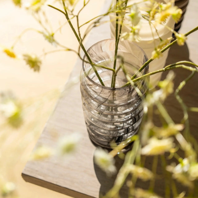 ISAA Vase Fiprion lichtbraun mit Trockenblumen im Wohnraum