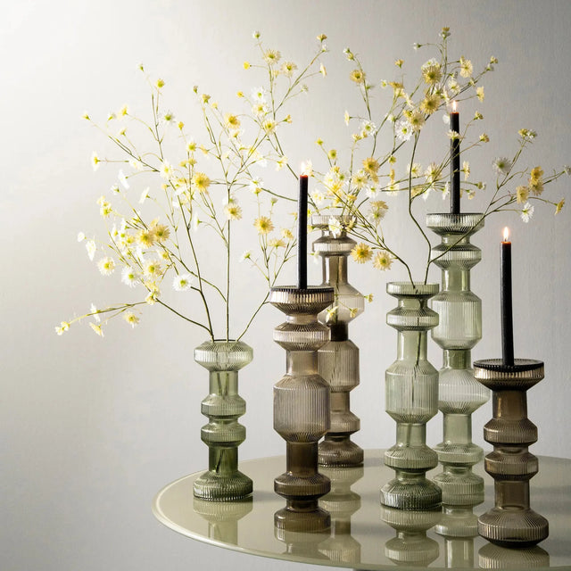 ISAA Vase-Kerzenständer Ara Gruppe in braun und grün mit Kerzen und Trockenblumen