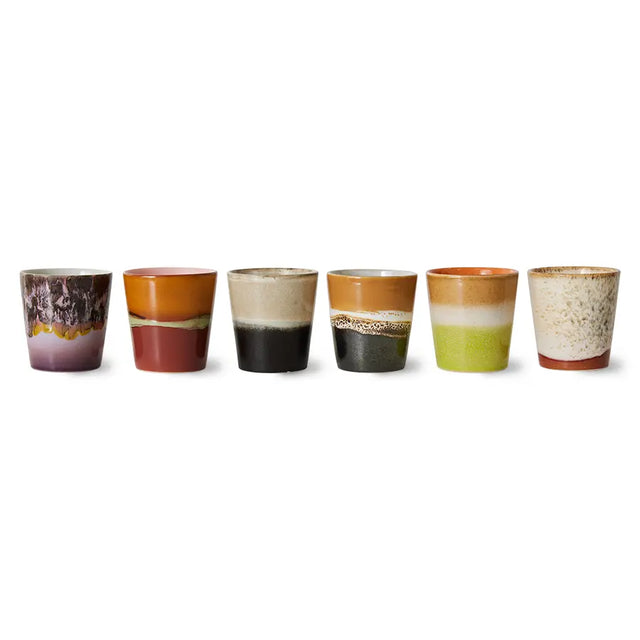 HKliving Kaffeebecher Keramik Set Soil – Lifestyle-Aufnahme sechs verschiedene Becher nebeneinander
