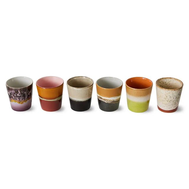 HKliving Kaffeebecher Keramik Set Soil – Lifestyle-Aufnahme sechs verschiedene Becher Sicht von oben
