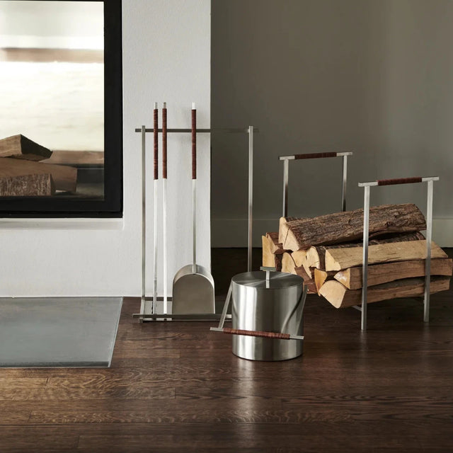 Blomus Aska Serie am Kamin – Feuerholzregal, Ascheeimer und Kaminbesteck aus Edelstahl mit Leder-Details
