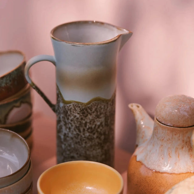 HKliving Jug Shell Karaffe 70s Ceramics – Lifestyle-Aufnahme mit weiteren Keramikstücken der Serie
