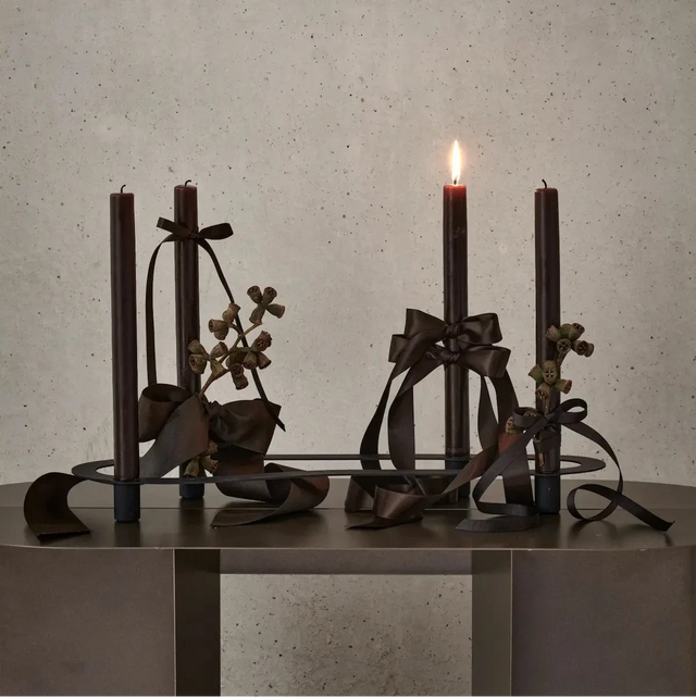 blomus ARO Kerzenhalter Black mit dunklen Stabkerzen und Schleifen – Tischdekoration bei DesignWe.Love