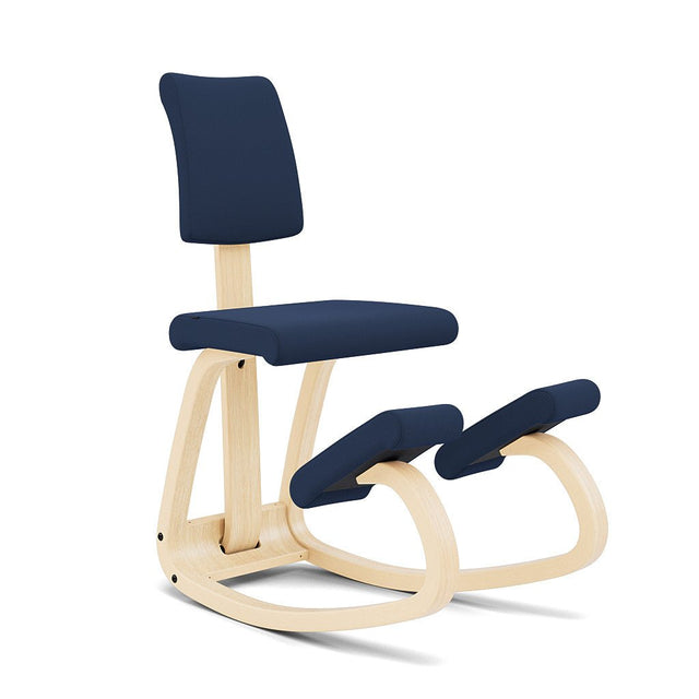 Varier Kniestuhl Variable Plus mit Rückenlehne, Holzfarbe Esche natur, Bezug Blau (Tonal 66286) – ergonomischer Kniestuhl von Peter Opsvik