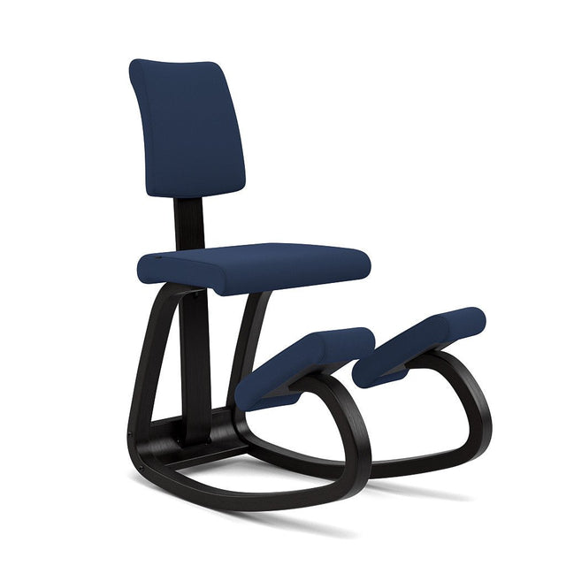 Varier Kniestuhl Variable Plus mit Rückenlehne, Holzfarbe Esche schwarz, Bezug Blau (Tonal 66286) – ergonomischer Kniestuhl von Peter Opsvik