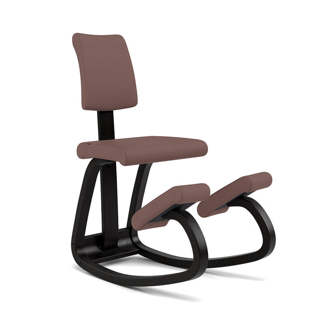 Varier Kniestuhl Variable Plus mit Rückenlehne, Holzfarbe Esche schwarz, Bezug Braun (Tonal 64211) – ergonomischer Kniestuhl von Peter Opsvik