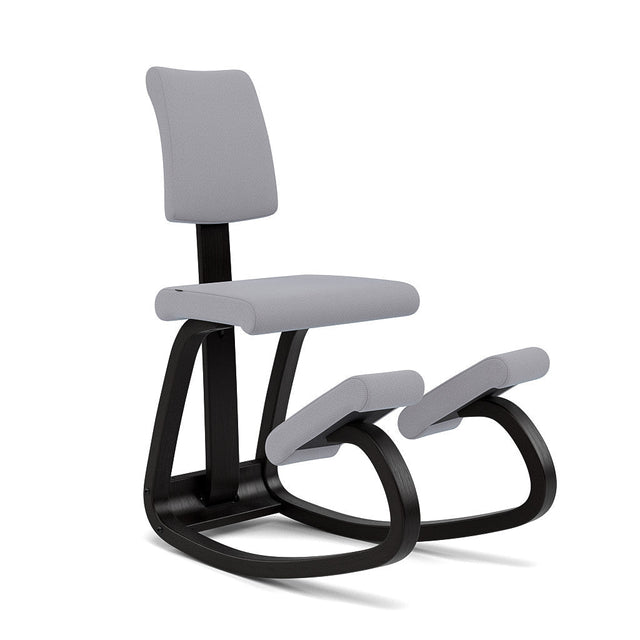 Varier Kniestuhl Variable Plus mit Rückenlehne, Holzfarbe Esche schwarz, Bezug Grau (Tonal 60123) – ergonomischer Kniestuhl von Peter Opsvik