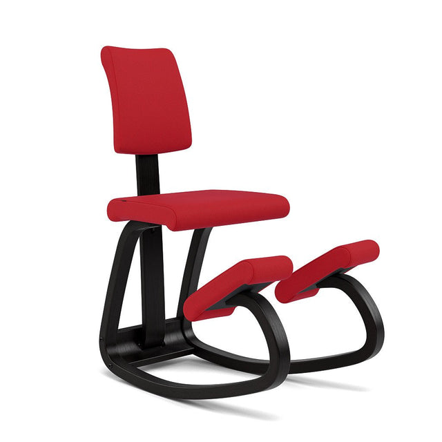 Varier Kniestuhl Variable Plus mit Rückenlehne, Holzfarbe Esche schwarz, Bezug Rot (Tonal 64208) – ergonomischer Kniestuhl von Peter Opsvik