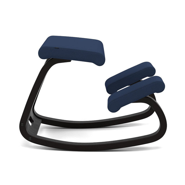 Varier Kniestuhl Variable, Holzfarbe Esche schwarz, Bezug Blau (Tonal 66286) – ergonomischer Original Kniestuhl von Peter Opsvik