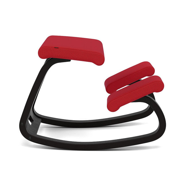 Varier Kniestuhl Variable, Holzfarbe Esche schwarz, Bezug Rot (Tonal 64208) – ergonomischer Original Kniestuhl von Peter Opsvik