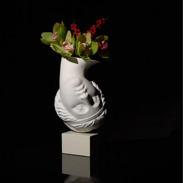 Seletti Kopf Vase Amor Volat mit Blumen auf einem Sideboard
