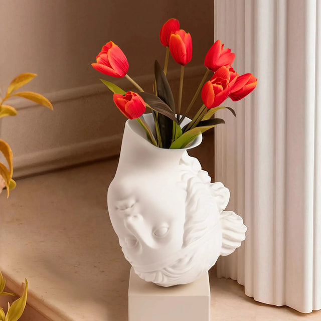 Seletti Kopf Vase Amor Volat mit roten Tulpen